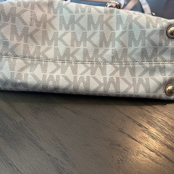 Lightly loved Michael Kors Bag - Picture 4 of 4